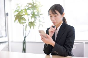 ブラックな専業主婦でも借りれる所は?